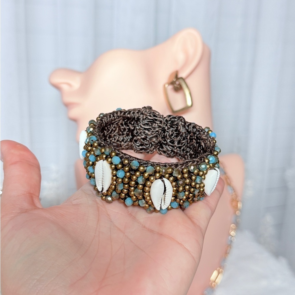 ⚜️ Handcrafted Beaded Shell Bracelet - Picture 4 of 14